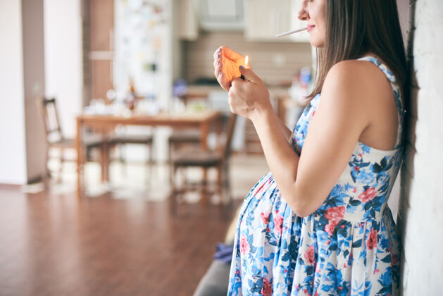 不健康孕妇在家抽烟的侧视图孩子胎儿威胁