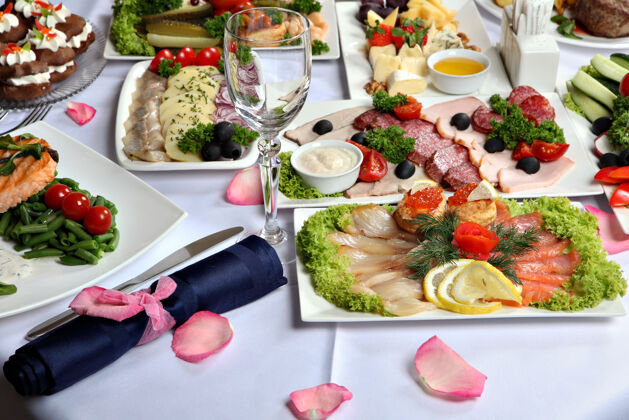 餐巾节日装饰的餐桌 鱼肉开胃菜晚餐食物餐桌