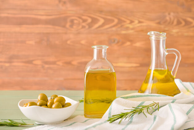 调味品木桌上放着一瓶瓶美味的橄榄油产品油没有人