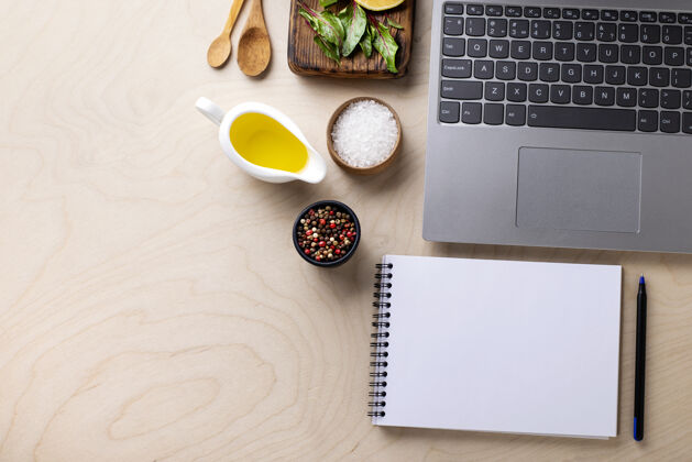 教育笔记本电脑 记事本和香料放在一张有复印空间的木桌上网上烹饪课程的概念车间爱好黑板