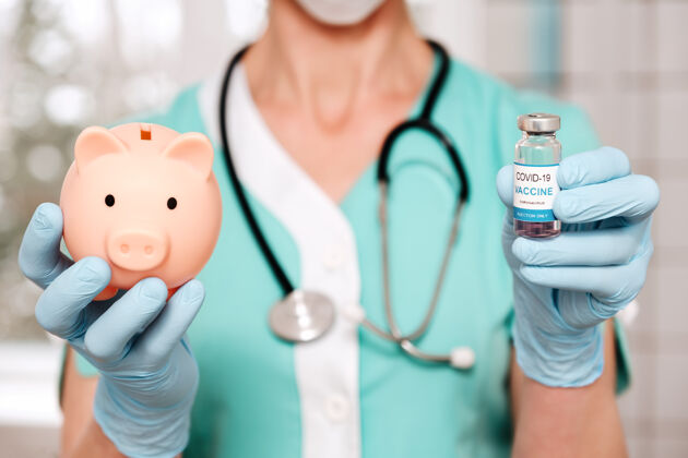 护理医生手里拿着疫苗瓶和存钱罐医疗保健手套市场