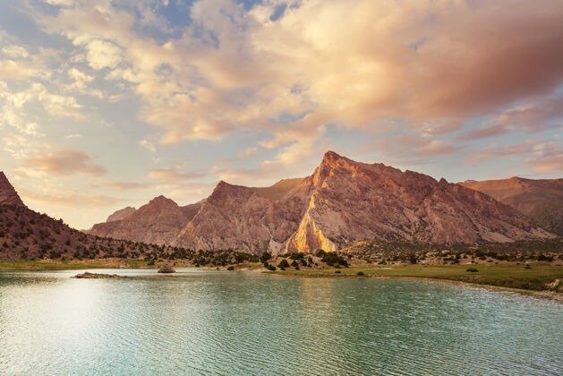 景色美丽宁静的湖泊在芬斯山脉（帕米尔的分支）在塔吉克斯坦风景湖倒影