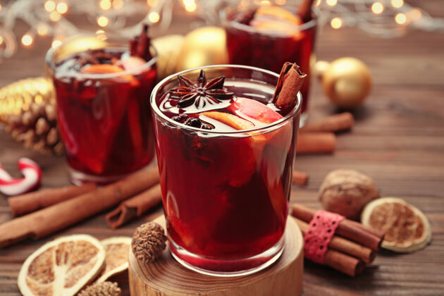 庆典一杯美味的圣诞红酒放在木架上 特写镜头肉桂模糊饮料