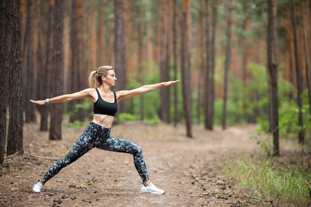 女人穿运动服的女人在户外锻炼 减肥运动瑜伽 功能锻炼的概念快乐训练运动