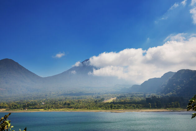 景观中美洲危地马拉高地美丽的阿蒂特兰湖和火山风景高地伏尔坎