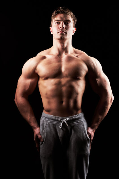 运动型性感健美的男人胸健身力量