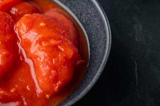 蔬菜去皮的西红柿 放在黑桌子上罐头配料保鲜