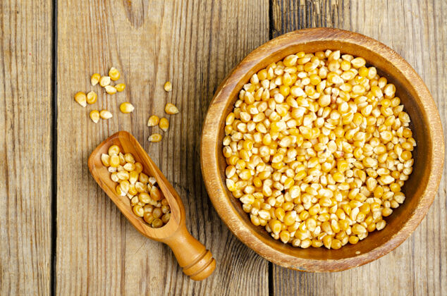 成熟把玉米粒放在碗里做爆米花堆硬食物