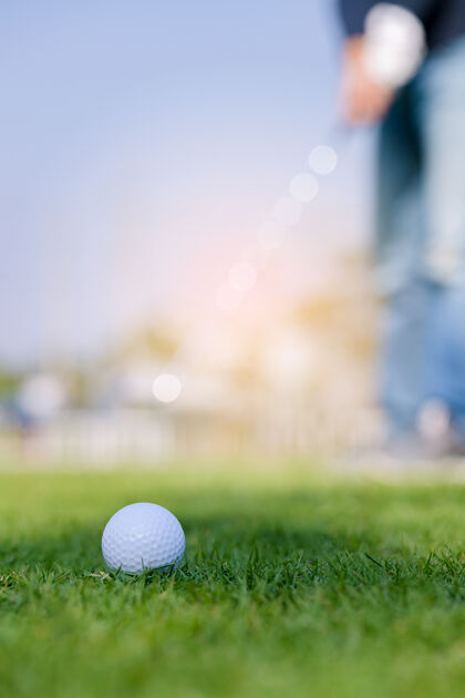 球道绿草高尔夫特写镜头在阳光下柔和聚焦行动蓝色健身