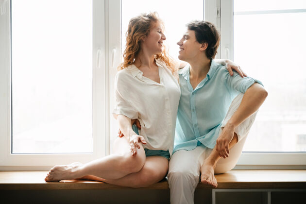 情人情人节快乐的女人和男人在家的窗户边拥抱生活帅哥关系