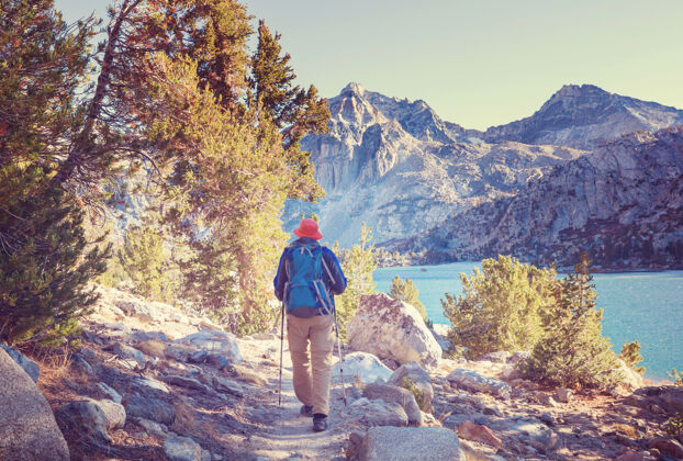 加利福尼亚美国加利福尼亚州内华达山脉徒步旅行的男人国家风景小径风景高山