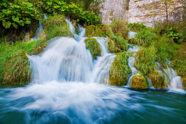 河流克罗地亚普利特维兹国家公园的小瀑布湖美丽飞溅