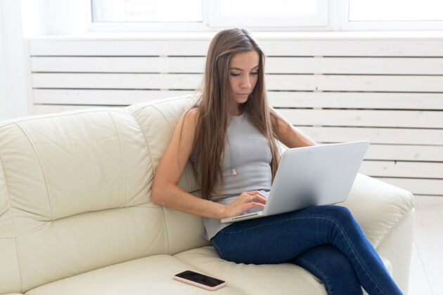 女性技术 自由职业者和人的概念-年轻女子在家工作与笔记本电脑女人思考黑发