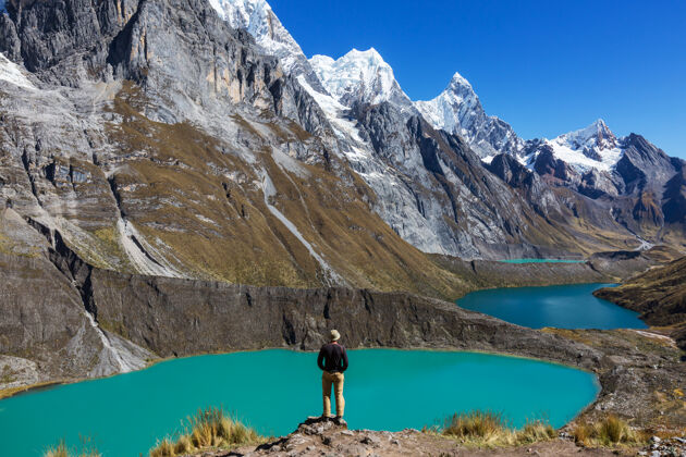野营秘鲁科迪勒拉山脉的徒步旅行场景健身冒险徒步旅行