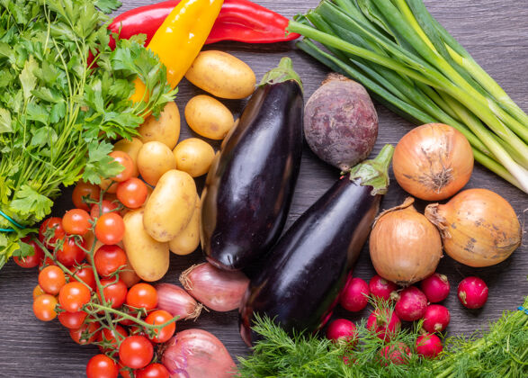 杂货店新鲜五颜六色的有机蔬菜在一张质朴的木桌背景下 农耕和健康食品的概念烹饪年份健康