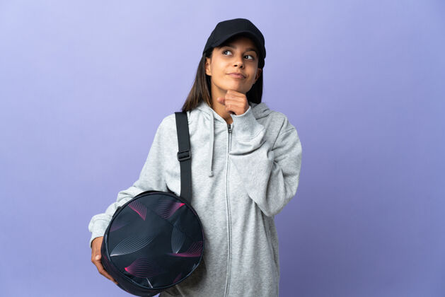 头年轻的运动女郎拿着运动包 抬起头来青年运动员护理