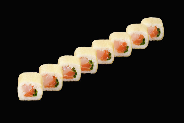 健康寿司卷配三文鱼 鲈鱼 葱 豆皮 乌纳吉酱和黑面包寿司美味卷集
