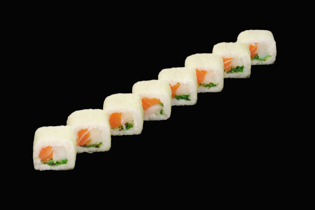 美食寿司卷配三文鱼 扇贝 竹节酱 豆浆纸 乌纳吉酱和黑色隔离酱传统部分房子