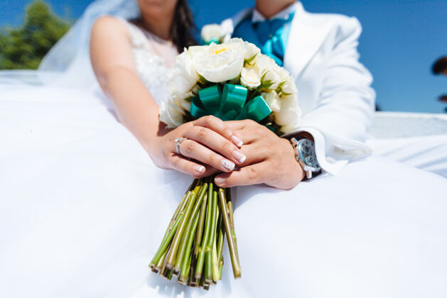 优雅一对夫妇双手捧着一束鲜花花束玫瑰手