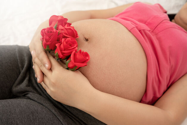 护理怀着孩子的快乐孕妇腹部产妇产前护理和妇女怀孕母亲健康腹部锻炼