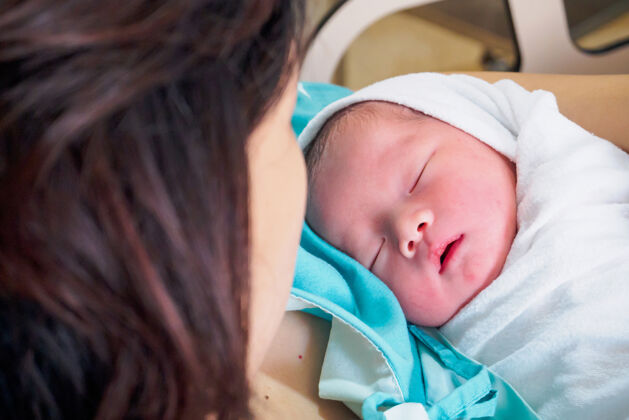 健康的祝妈妈和新生儿在医院产后快乐分娩产妇出生