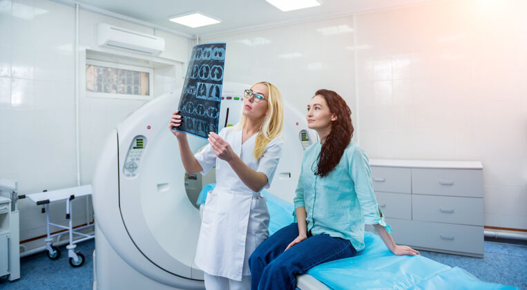 治疗放射科医生和一个女病人一起检查ct扫描放射科医生Mri医学