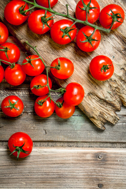 营养成熟的西红柿放在木桌的砧板上堆食物红色