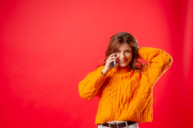 年轻穿红衣服的年轻女子在讲手机电话说话通话