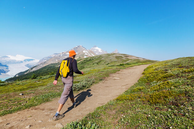 小径加拿大徒步旅行者山远足是北方流行的娱乐活动美国那里有许多风景如画的小径荒野活动自然