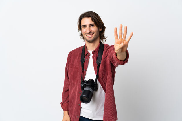 摄影师被隔离在白墙上的年轻摄影师快乐地用手指数着四个肖像拇指四