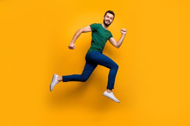 蹦床大块头快乐的家伙跳过黄色的墙快跑跑步乐趣学生