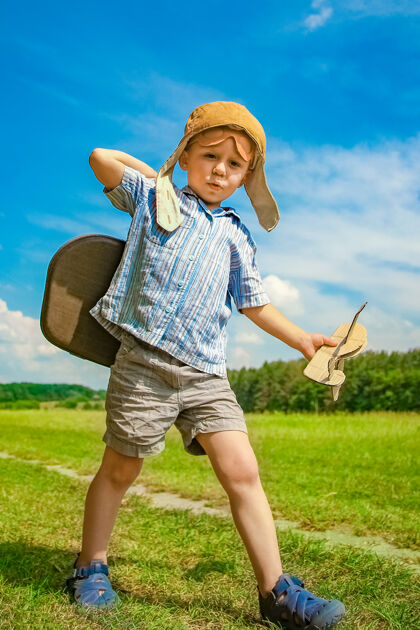 想法飞机旁的一个男婴在空中玩弄大自然公园男孩度假飞行员快乐空气生活方式