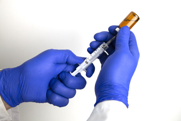 药物医生把注射疫苗注入注射器液体注射器药品