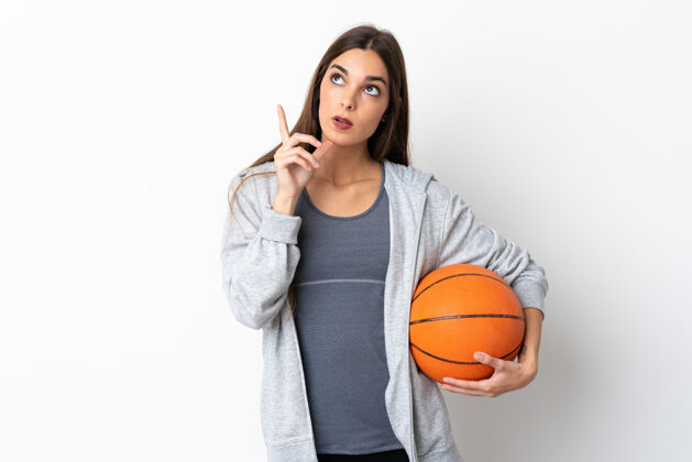 思考打篮球的年轻女子对白色的想法指手画脚表达年轻沉思