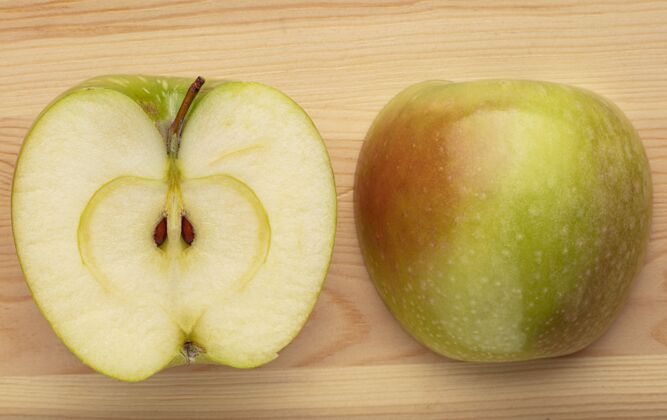 直接以上木头背景上的绿色苹果片物体维生素吃