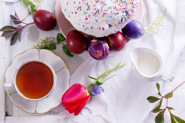 复活节快乐复活节快乐早餐静物与白瓷杯茶 彩蛋 和新鲜烤复活节蛋糕美食烘焙春天
