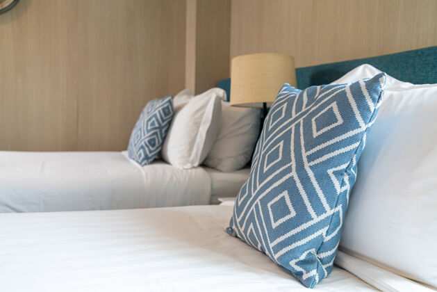 放松漂亮的床上枕头装饰房间内部装饰西装现代