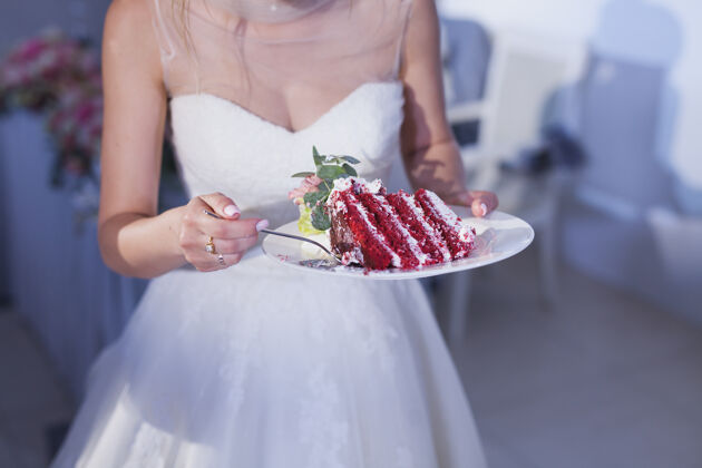 手一块结婚蛋糕套装甜点鲜花