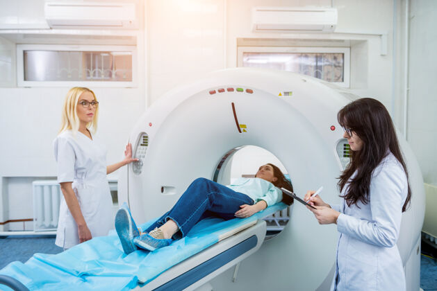 职业医生和病人在医院的电脑断层扫描室扫描仪实践健康
