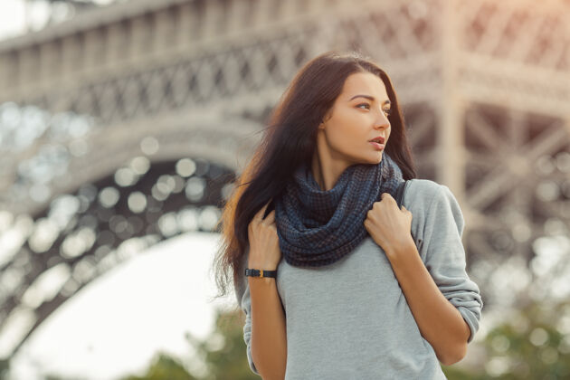 生活方式巴黎埃菲尔铁塔旅游女游客背着背包走在巴黎埃菲尔铁塔的画像上快乐巴黎度假