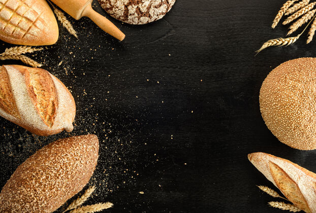 铺设不同种类的面包放在一个黑面包上背景.top查看复制自制食物