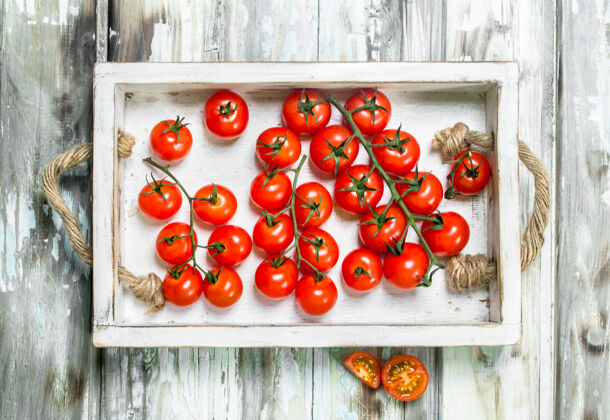 植物成熟的西红柿放在木桌上的托盘上农业光泽圆形