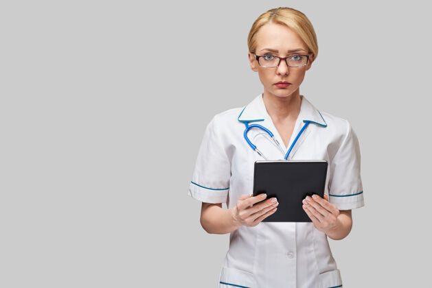 人美女医生手持平板电脑pad隔离工人保健医学专家