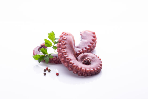 欧芹白色背景上的炖章鱼触角地中海烹饪食品