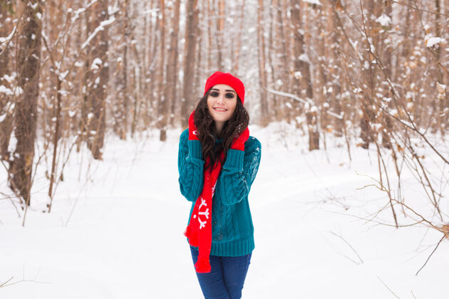 肖像美丽的年轻女子行走在冬雪的大自然中冰冻魅力柔软