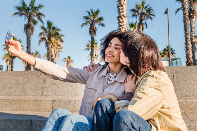 青少年两个年轻女人用手机自拍微笑学生女人