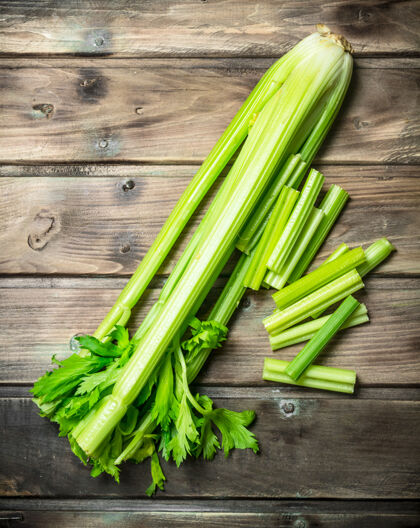 维生素新鲜多汁的芹菜放在木桌上营养卡路里吃