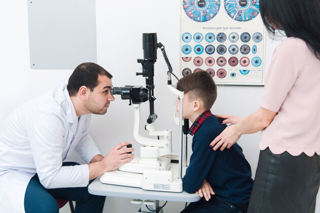 扶手椅孩子和妈妈一起做眼科检查座椅视力医疗测试