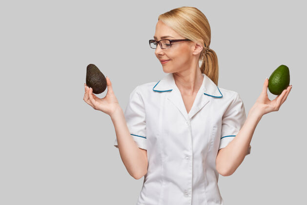 制服营养师医生健活理念-持有有机鳄梨水果健康减肥女人