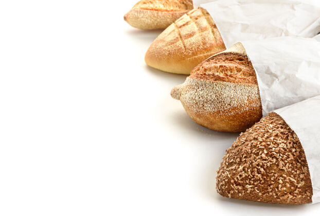 乡村不同类型的面包在白色背景的纸袋里谷类传统自然